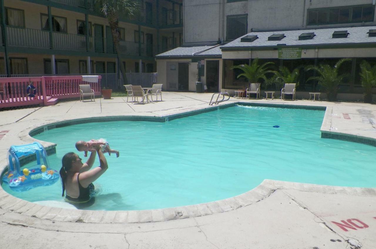 Amerihome Inn & Suites Houston Airport North Exterior foto